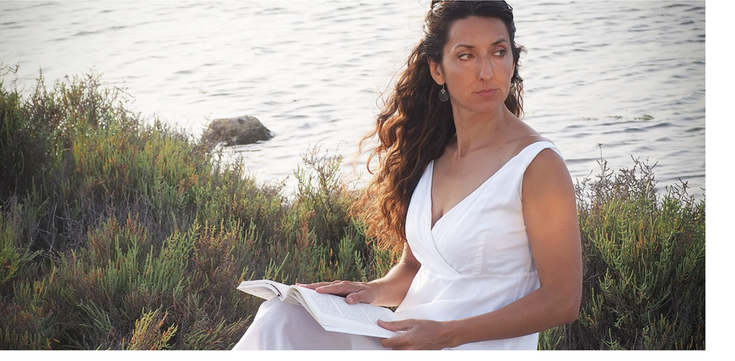 Paloma Durà leyendo junto al lago